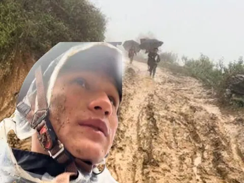 Xúc động hình ảnh thầy giáo vùng cao lấm lem bùn đất, tận tình hướng dẫn học trò vượt qua đoạn đường lầy