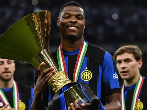 Cánh phải MU sẽ lột xác nếu Carrick chiêu mộ Dumfries