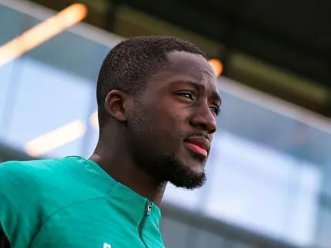 Konate đòi tăng lương, Liverpool đối mặt nguy cơ mất trắng