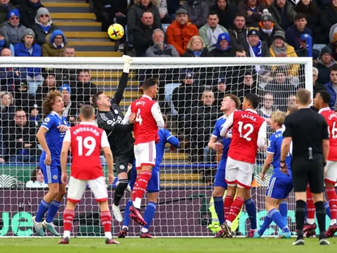 Chi tiết luật cản trở thủ môn: Khi nào bàn thắng bị từ chối?