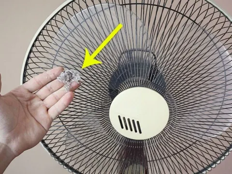 Mẹo làm sạch quạt điện không cần tháo khung, chỉ 5 phút là sạch bong như mới