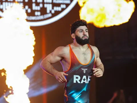 Arman Tsarukyan đối đầu huyền thoại Urijah Faber: Khi sàn vật là 'lối thoát' khỏi UFC