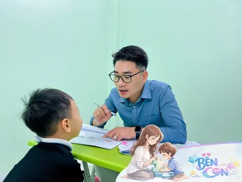 Gia đình không chấp nhận con bị tự kỷ, sự quyết đoán của người mẹ giúp con “biến thành người khác” sau 2 năm