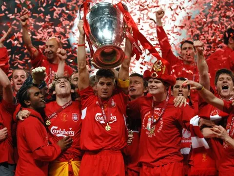 Gerrard đuổi khéo Neville khi được rủ sang Man Utd