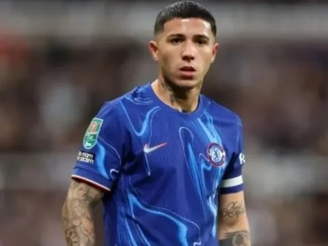 HLV Rosenior trừng phạt Enzo Fernandez vì vi phạm kỷ luật