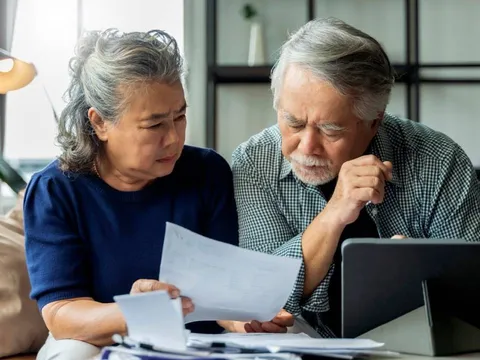 Trước khi giao hết tiền tiết kiệm cho con cái: 3 câu hỏi quan trọng cần cân nhắc để tránh hối hận