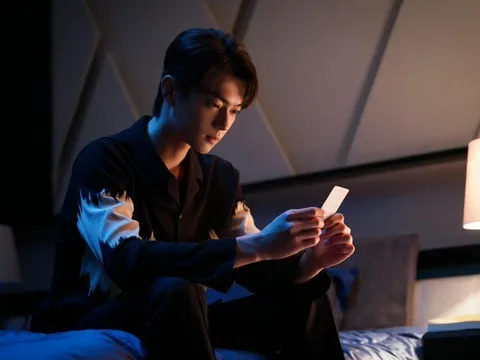 Bố làm xa phải sống cùng mẹ kế, bà đưa một thẻ ngân hàng khi tôi kết hôn, xem số dư mà sững sờ