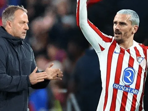 Hansi Flick ví Griezmann như đang khiêu vũ trên sân cỏ