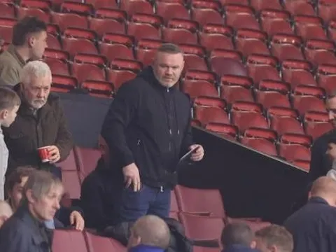 Rooney muốn tặng Jonathan Ross cú đấm trên sàn quyền anh