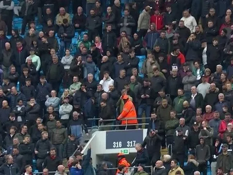 CĐV Liverpool lũ lượt bỏ về sau loạt bàn thua trước Man City