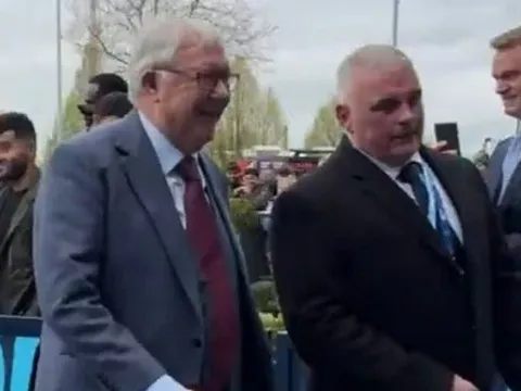 Sir Alex gây bất ngờ khi đến sân Etihad xem tứ kết FA Cup