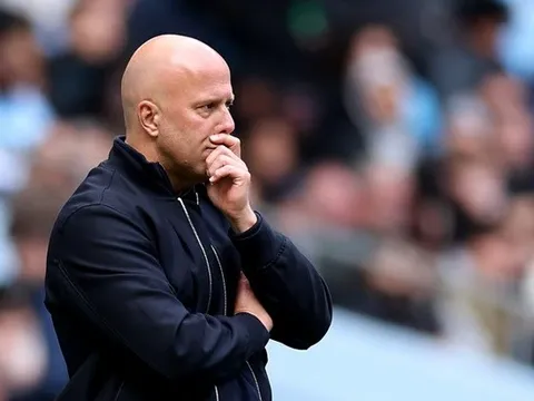 John Barnes khuyên Liverpool không nên sa thải Arne Slot