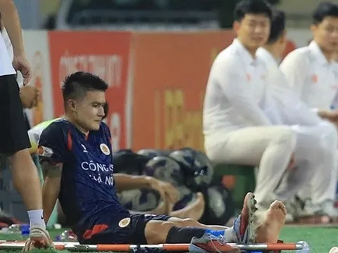 Quang Hải rời sân bằng cáng, vợ lo lắng trên khán đài