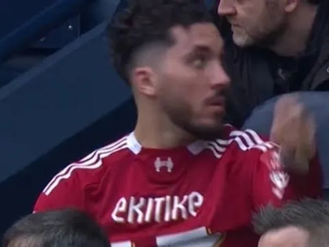 Man City bắt Cherki cởi áo Liverpool ngay trên ghế dự bị