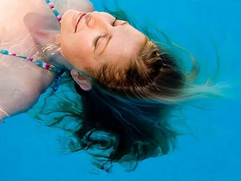 Bơi mùa hè không lo tóc hư tổn: Những cách bảo vệ tóc khỏi clo và nước biển