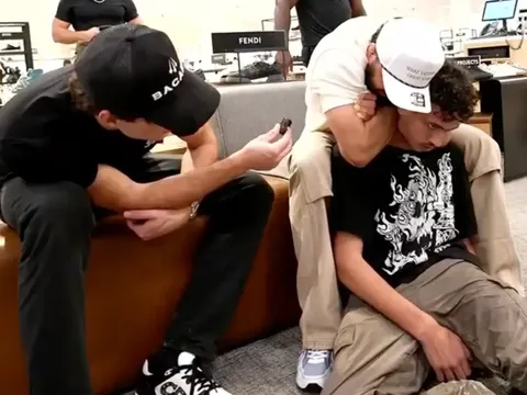 Võ sĩ UFC Arman Tsarukyan gây sốc: siết cổ người hâm mộ bất tỉnh ngay trên sóng trực tiếp