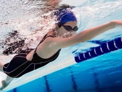 Bơi và đi bộ bài tập nào giúp cơ thể khỏe hơn? Bất ngờ bài tập tốt hơn nhưng ít người thực hiện