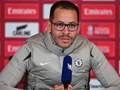 Rosenior đáp trả người đại diện Enzo Fernandez về án phạt tại Chelsea