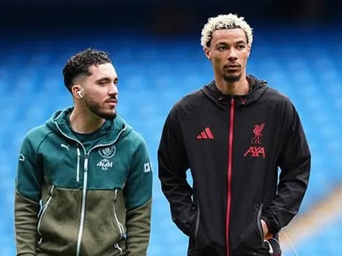 Sao Man City mặc áo Liverpool vì tưởng trận đấu đã kết thúc