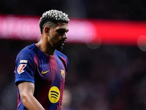 Araujo dính chấn thương gân kheo ngay trước thềm Champions League