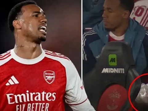 Hình ảnh Gabriel bó gối khiến CĐV Arsenal nín thở