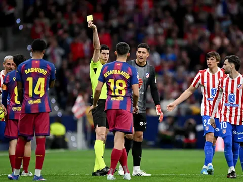 VAR giúp Gerard Martin thoát thẻ đỏ trước Atletico