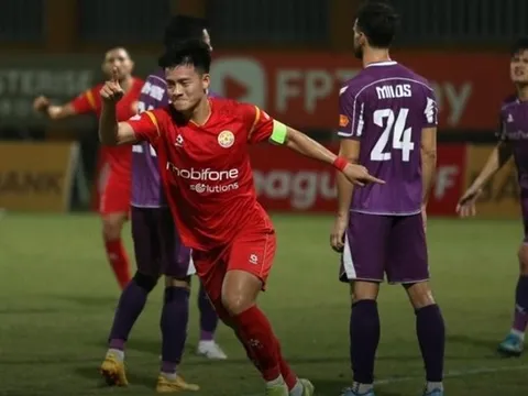 HLV Trần Tiến Đại bảo vệ Thanh Nhàn sau quả penalty hỏng