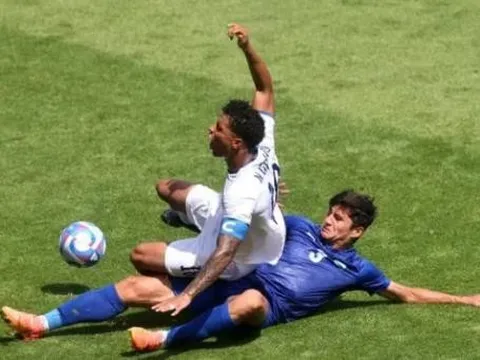 Khusanov và sứ mệnh Ronaldo của bóng đá Uzbekistan