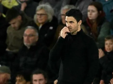 22 ngày làm tan vỡ giấc mơ ăn bốn của Arsenal