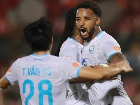 Xuân Son đưa Nam Định ca khúc khải hoàn tại Hà Tĩnh