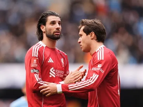 Bất lợi bủa vây Liverpool trong cuộc đua top 4 với MU