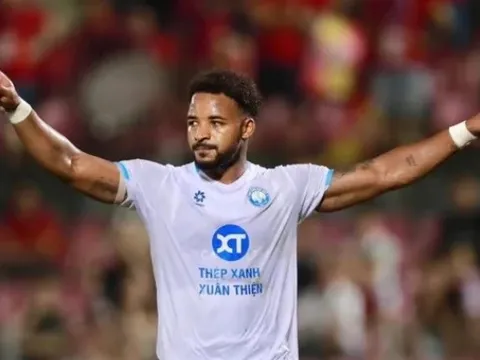 Ghi bàn thứ 10, Xuân Son rực sáng trong màu áo Nam Định