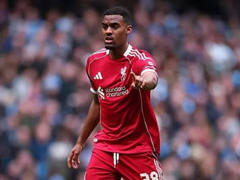 Lỗ hổng Gravenberch khiến hàng thủ Liverpool bị phơi bày