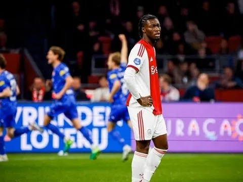 Ajax ở đâu trong ngày PSV vô địch sớm nhất lịch sử?