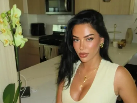 Bạn gái Bellingham gây sốt với bộ ảnh bikini rực rỡ