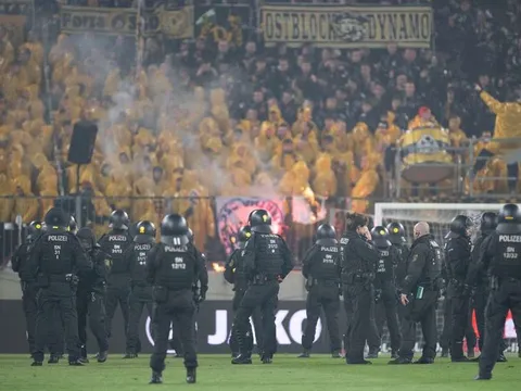 Ultras đốt cờ và ném pháo sáng làm loạn Bundesliga 2