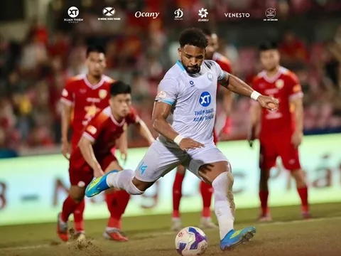 Ngỡ ngàng với pha bỏ lỡ trước khung thành trống của Xuân Son