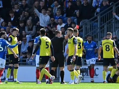 Cổ động viên Portsmouth ném chai lọ vào trọng tài vì thẻ đỏ