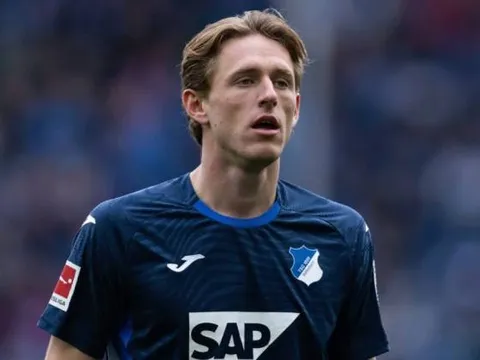 Giống Casemiro 96%, Wouter Burger lọt tầm ngắm MU