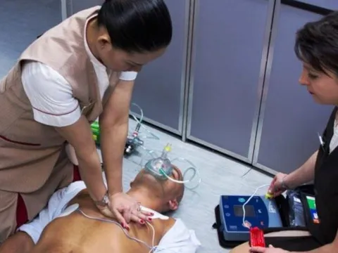 Vì sao các chuyến bay không cần có bác sĩ đi cùng?