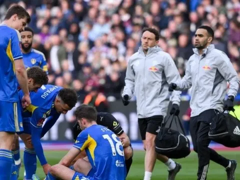 Bị tố 'diễn kịch', sao Leeds tung ảnh cổ chân biến dạng