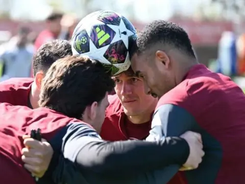 Arsenal bị fan mỉa mai vì bài tập kẹp bút kỳ lạ