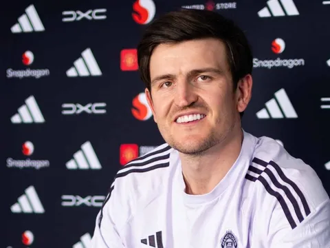 CHÍNH THỨC: Harry Maguire giảm lương để gia hạn với Man Utd
