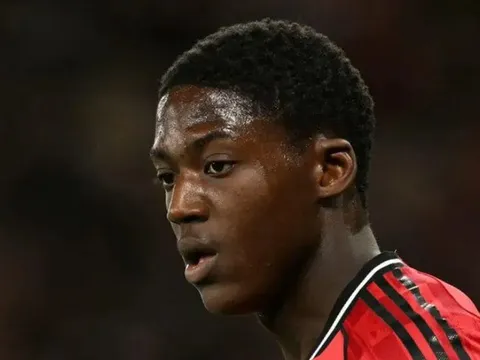 Man Utd tăng lương gấp 4 lần để trói chân Mainoo