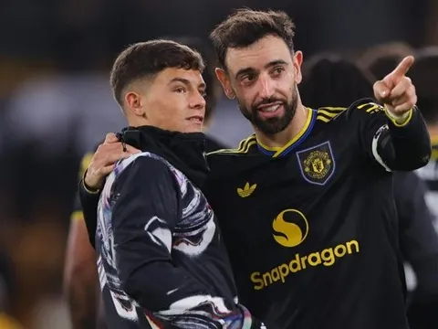 Bruno Fernandes dìu dắt lứa trẻ Man Utd tại Carrington