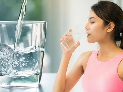 4 khung giờ uóng nước tốt cho gan thận của bạn