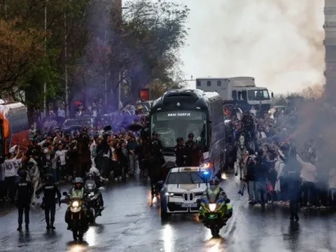 Fan khỏa thân náo loạn buổi đón xe bus của Real Madrid