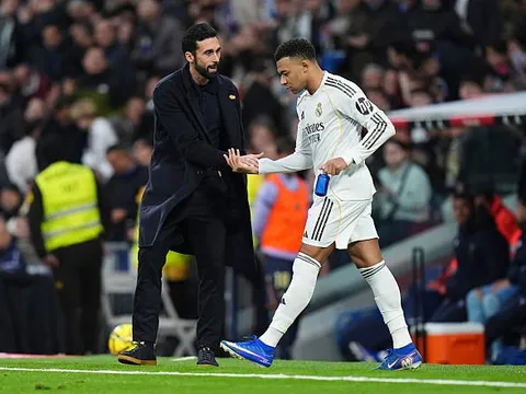 Đằng sau lời khen của Arbeloa là cảnh báo cho Mbappe