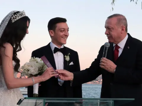 Cuộc sống giàu sang, nhiều thị phi của Mesut Ozil