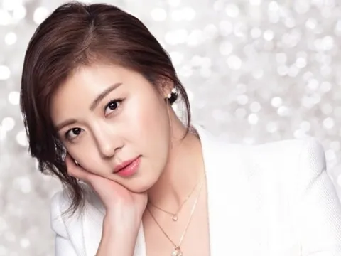 Ha Ji Won ở tuổi 48 vẫn trẻ trung nhờ thói quen uống một loại nước suốt 15 năm